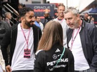 “足球总监是干什么的？指挥球员过马路吗？”