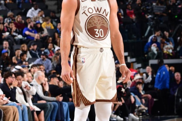 时隔5年再度犯满离场，库里三分15中4得27分4板6助3断，正负值+5