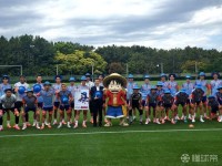 日本队联动《海贼王》，众将训练前戴蓝草帽合影