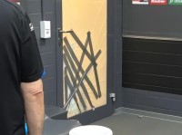 有些失态，降级后狼堡球员贝洛西安砸坏了帕德博恩主场更衣室的门