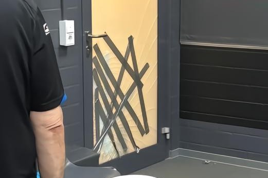 有些失态，降级后狼堡球员贝洛西安砸坏了帕德博恩主场更衣室的门