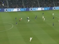 登贝莱面对四人冷静挑射破门，对方门将束手无策，队友目瞪口呆