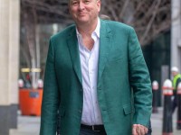 前纽卡老板阿什利通过卖球场给考文垂，从中获利三千万英镑