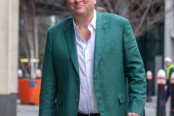 前纽卡老板阿什利通过卖球场给考文垂，从中获利三千万英镑