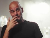 动情时刻，瓜迪奥拉看到曼城球迷献给自己的留言后潸然泪下