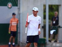 3-0击败吉隆，吴易昺取得个人法网正赛首胜晋级第二轮