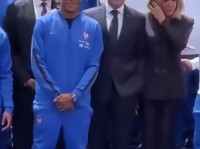 总统拉我合影，拍摄全队大合照时姆巴佩被马克龙“拽”到身前