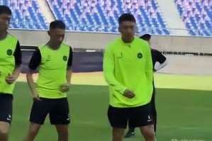 浙媒：浙江队前锋高迪参与赛前踩场合练