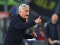 记者：穆里尼奥计划在皇马踢4-4-2，要求再签4人