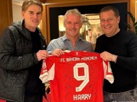 友谊赛后拜仁组织团建，萨尔茨堡CEO获赠签名球衣