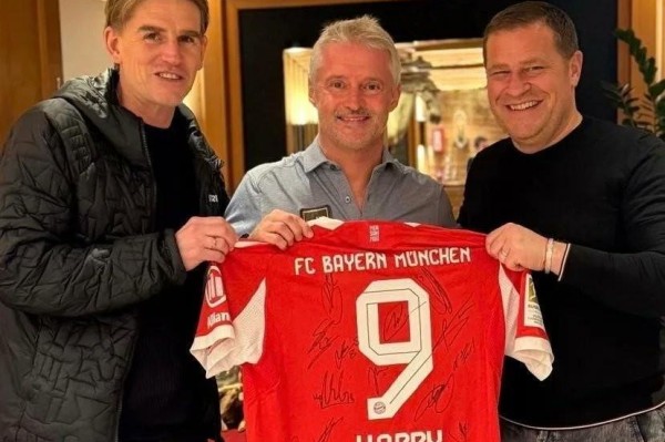 友谊赛后拜仁组织团建，萨尔茨堡CEO获赠签名球衣