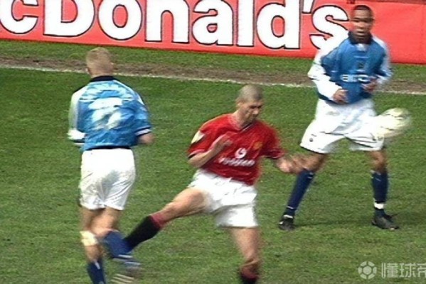 不友好，赢下德比后曼联球迷高歌“哈兰德，你爸还好吗？”