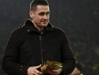 童趣，德天空送给多特体育总监凯尔两包小熊软糖当作生日礼物