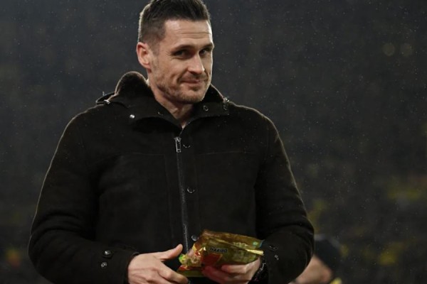 童趣，德天空送给多特体育总监凯尔两包小熊软糖当作生日礼物