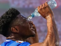 FIFA禁止带水瓶入场遭球迷狂喷：这太可耻，最基本的人权被剥夺了