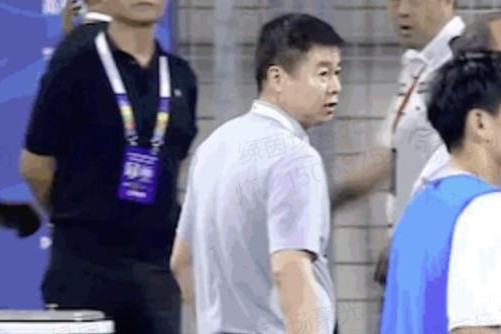记者：于根伟因补时不足上前理论染红，萨尔瓦多尚未融入球队