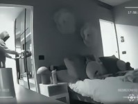 瓦尔迪和妻子曝光了去年被偷时的监控画面，几名窃贼均带有武器