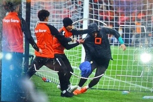 阿什拉夫偷扔门迪毛巾，塞内加尔派专人看管却被球童撂倒