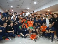 韩鹏在朋友圈晒照庆祝足协杯晋级：不容易，队员们都是战神