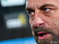 德罗西：我不满意球队表现，有些遗憾面带愁容向罗马球迷致意