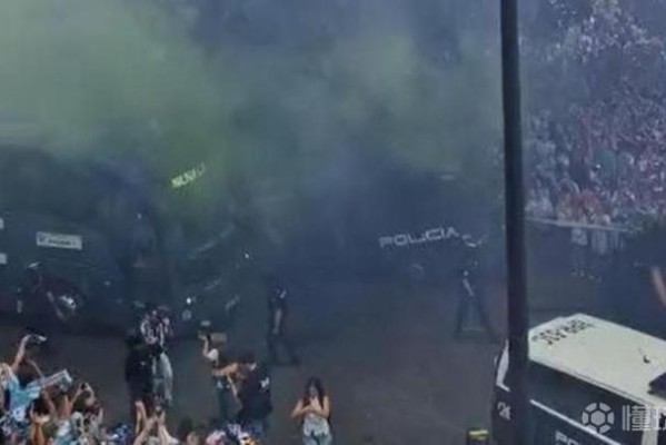 每体：马拉加球迷响应球队号召，在升级附加赛半决赛前造势