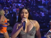 超级碗级别，知名歌手Cardi B在尼克斯主场进行半场表演