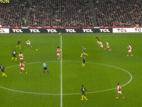 被迫用脸传球，b费传球闷到谢什科脸上，后者直接红温