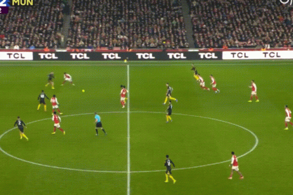 被迫用脸传球，b费传球闷到谢什科脸上，后者直接红温