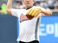 英伟达CEO黄仁勋为韩国棒球比赛开球，并身穿斗山熊队93号球衣