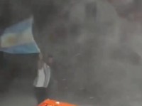 纯粹热爱，阿根廷南极科考站员工在漫天风雪中庆祝球队晋级世界杯决赛